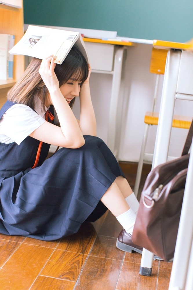 台湾美女学生妹教室制服甜美笑容俏皮写真