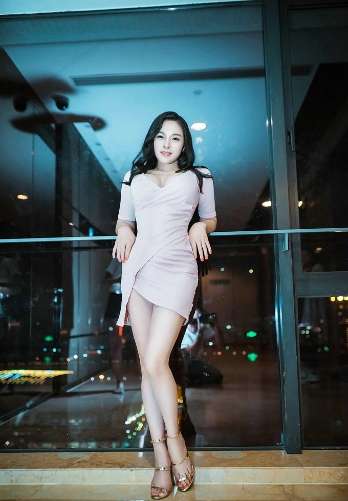 风骚少妇36d巨乳深沟后翘臀挺入大尺度人体艺术写真