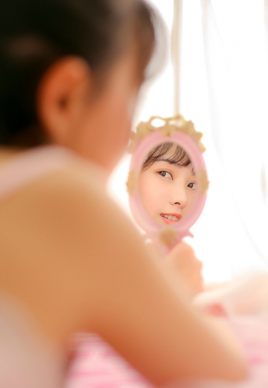 粉红少女公主蕾丝吊带白丝美腿私房写真