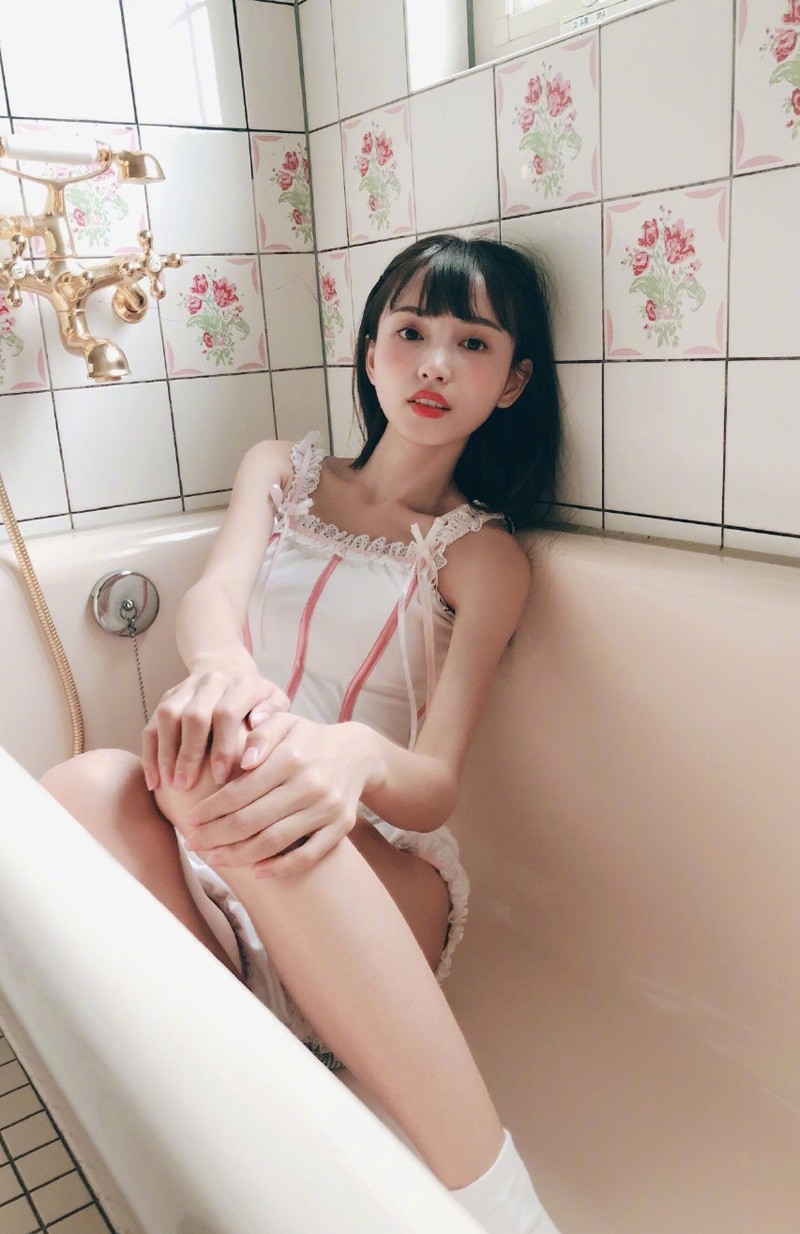 网红美女林小宅浴缸湿身美肌香肩长腿诱惑写真