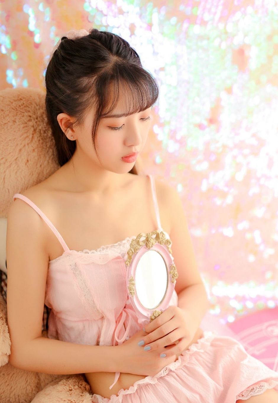 粉红少女公主蕾丝吊带白丝美腿私房写真