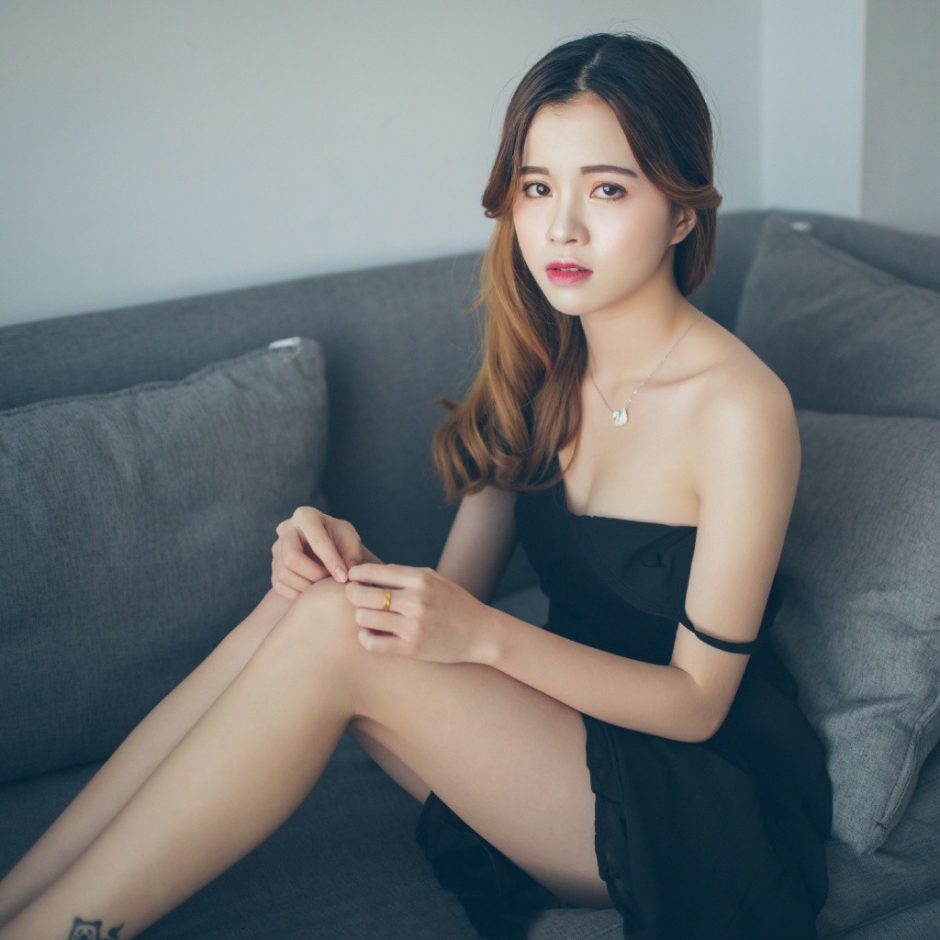 寂寞少妇情趣吊带睡裙丰满深沟鲍鱼大胆人体写真