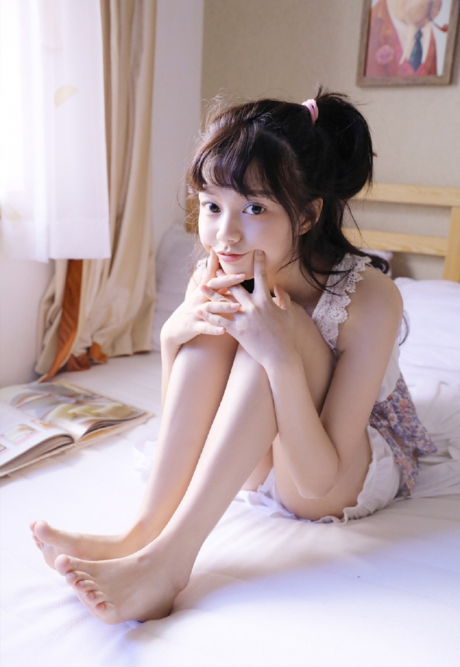 日本长腿美女模特白嫩肌肤香肩美腿床上撩人写真