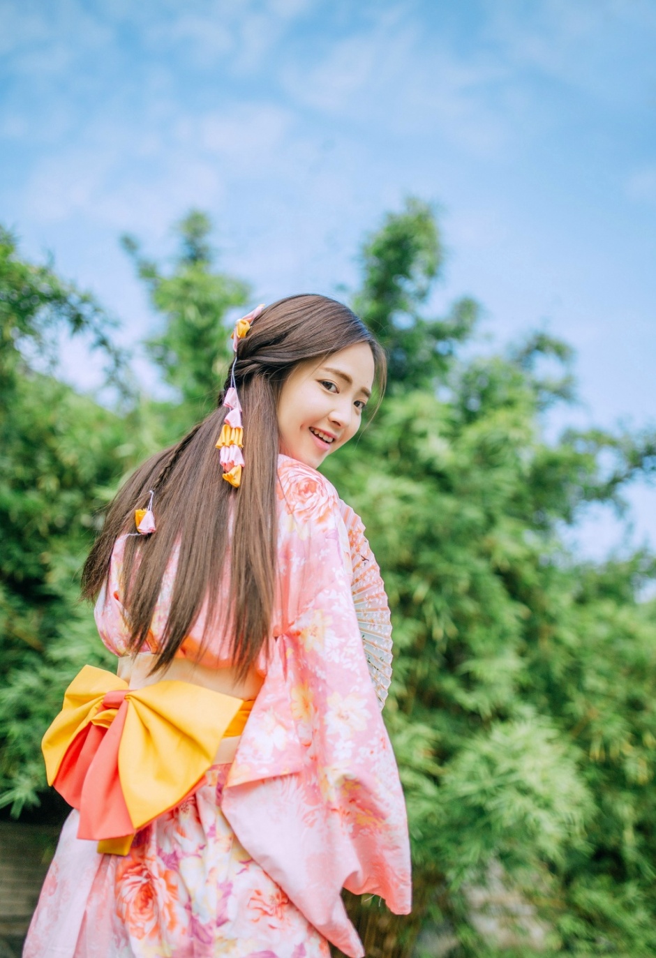 骨感美女梁芮溪丝袜美腿人体写真照