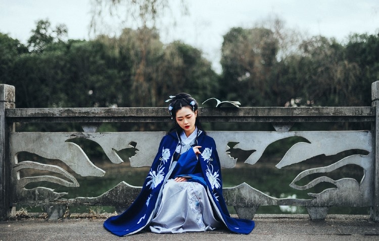 靓丽美女模特吊带比基尼雪白嫩肌户外魅力写真