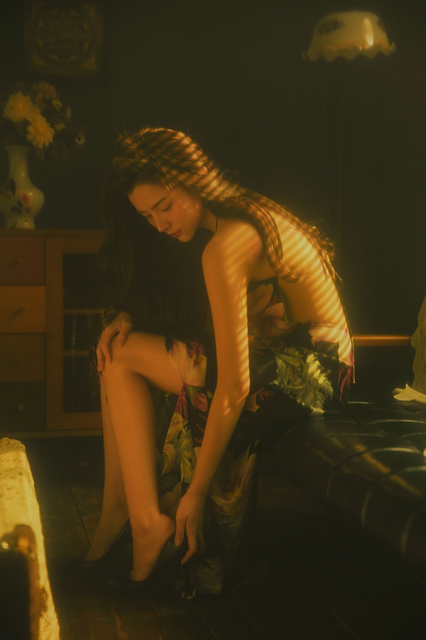 美女七喜泥土意境人体艺术图片欣赏