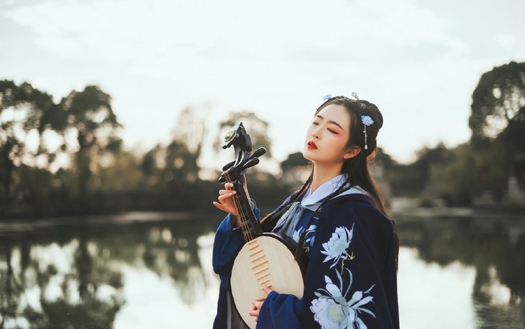 靓丽美女模特吊带比基尼雪白嫩肌户外魅力写真