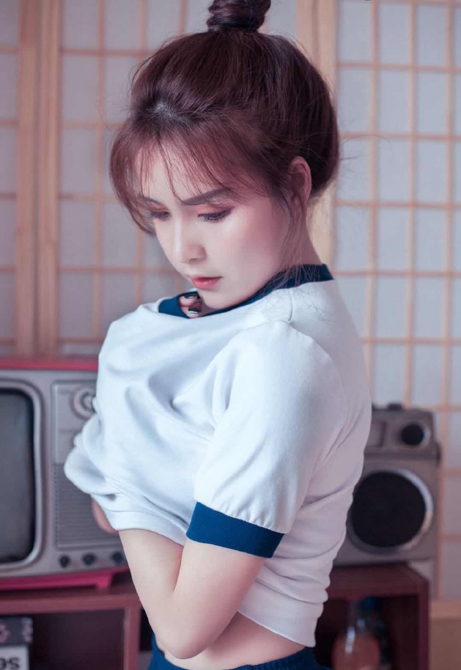 日本美女模特运动制服白皙长腿甜美气质魅力写真