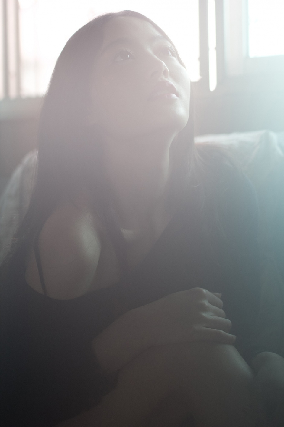 F杯罩的美少女大阳床上人体写真