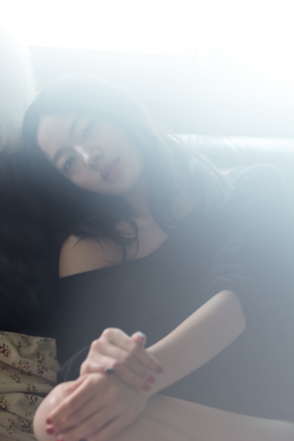 F杯罩的美少女大阳床上人体写真