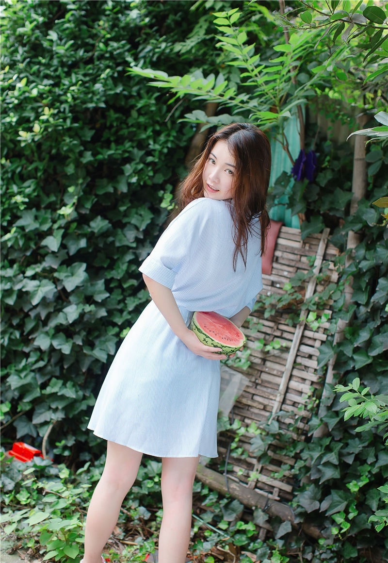 美女溪甜户外性感人体写真套图