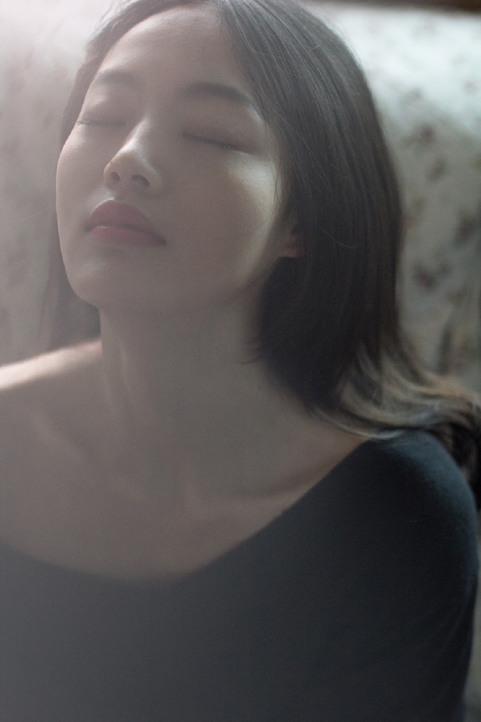 F杯罩的美少女大阳床上人体写真