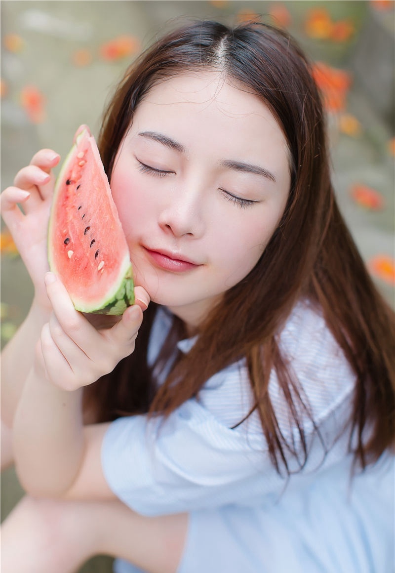 三点式比基尼美女模特深沟巨乳后翘臀粉嫩嫩b惹火写真