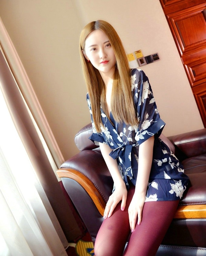 高跟鞋美女模特烈焰红唇情趣睡裙丝袜美腿诱惑写真