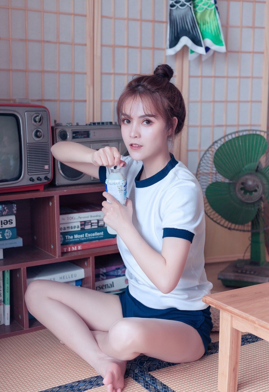 日本美女模特运动制服白皙长腿甜美气质魅力写真