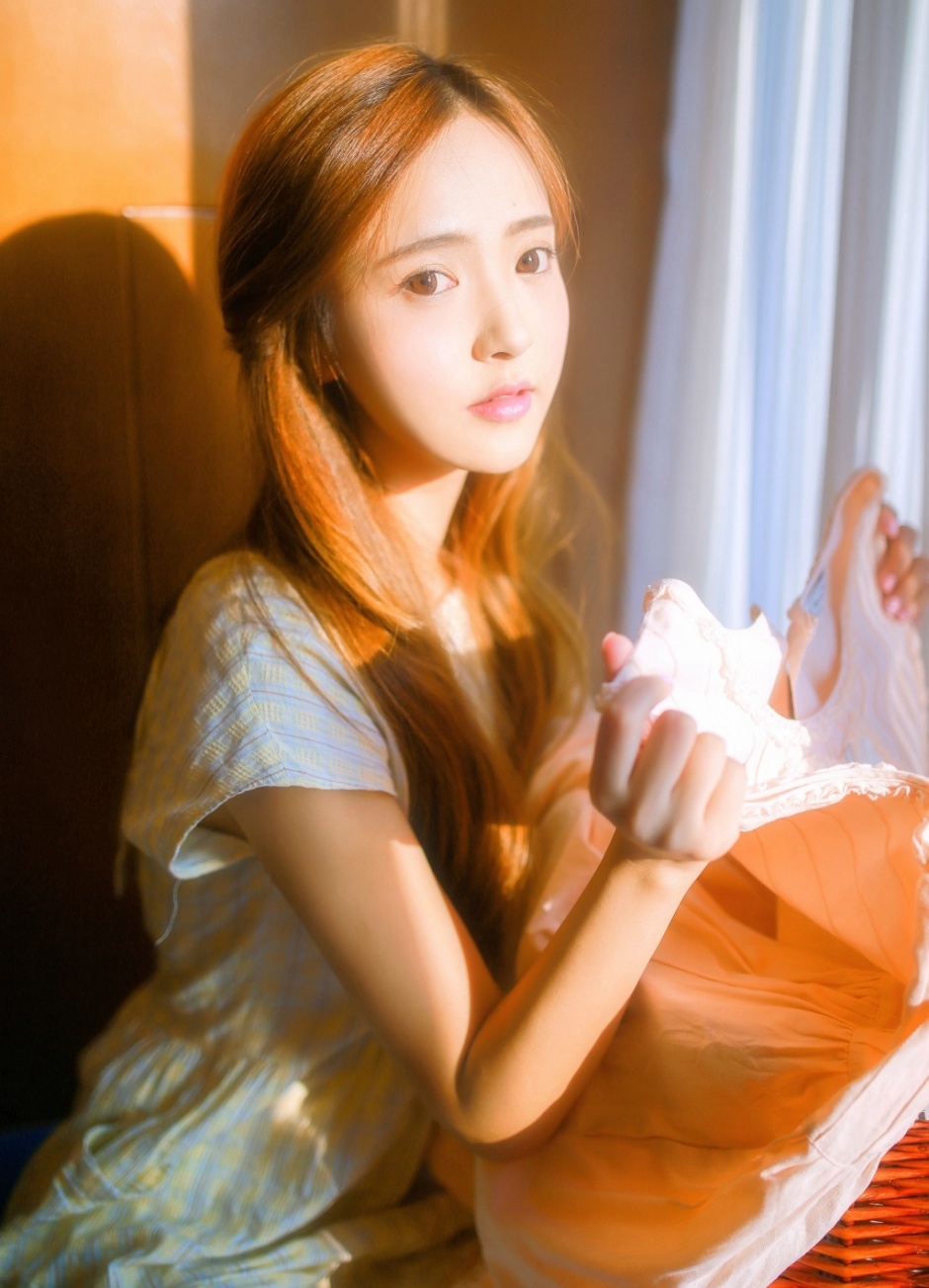 骨感美女梁芮溪丝袜美腿人体写真照