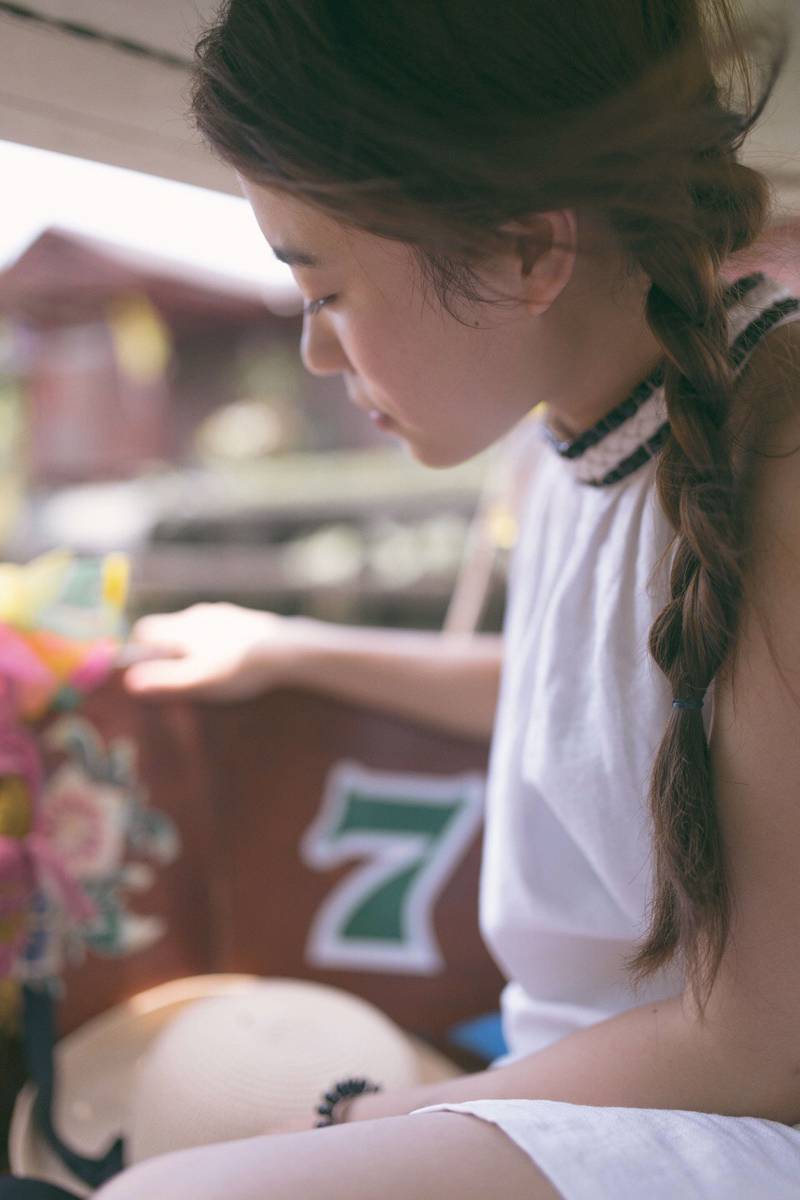 台湾甜美校花夏日人体艺术写真图片