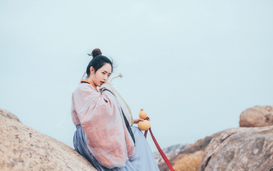 郭婉祈携小猫拍大胆人体艺术图片