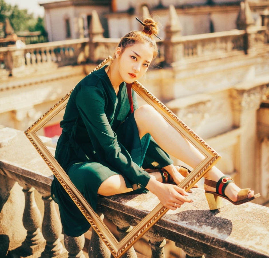 美女烈焰红唇大胆人体艺术图片