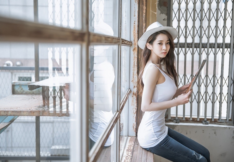 胸大腰细韩国嫩模美女白色礼帽显气质性感迷人写真