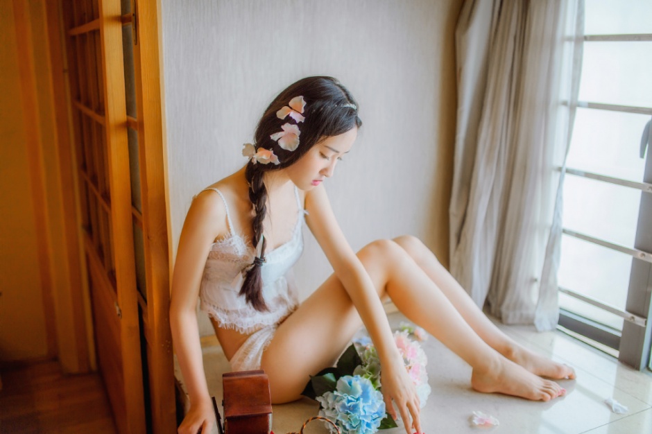 红肚兜美女妮小妖顶级人体写真