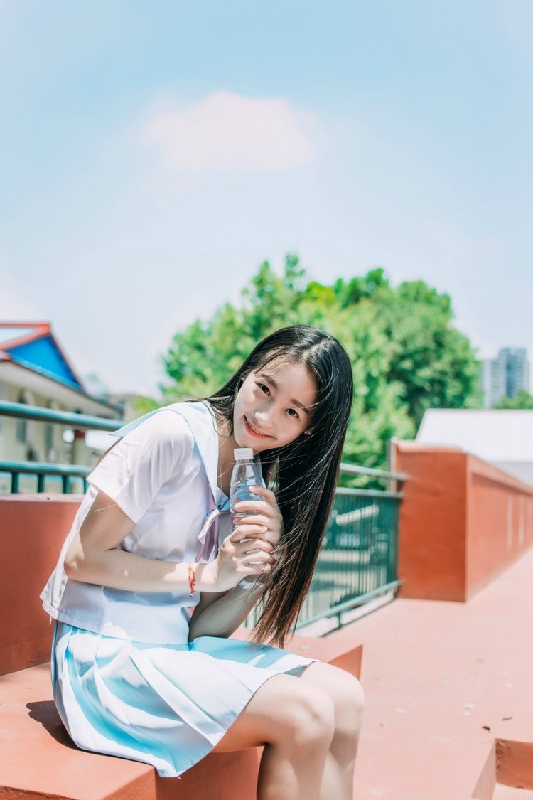 美女溪甜户外性感人体写真套图