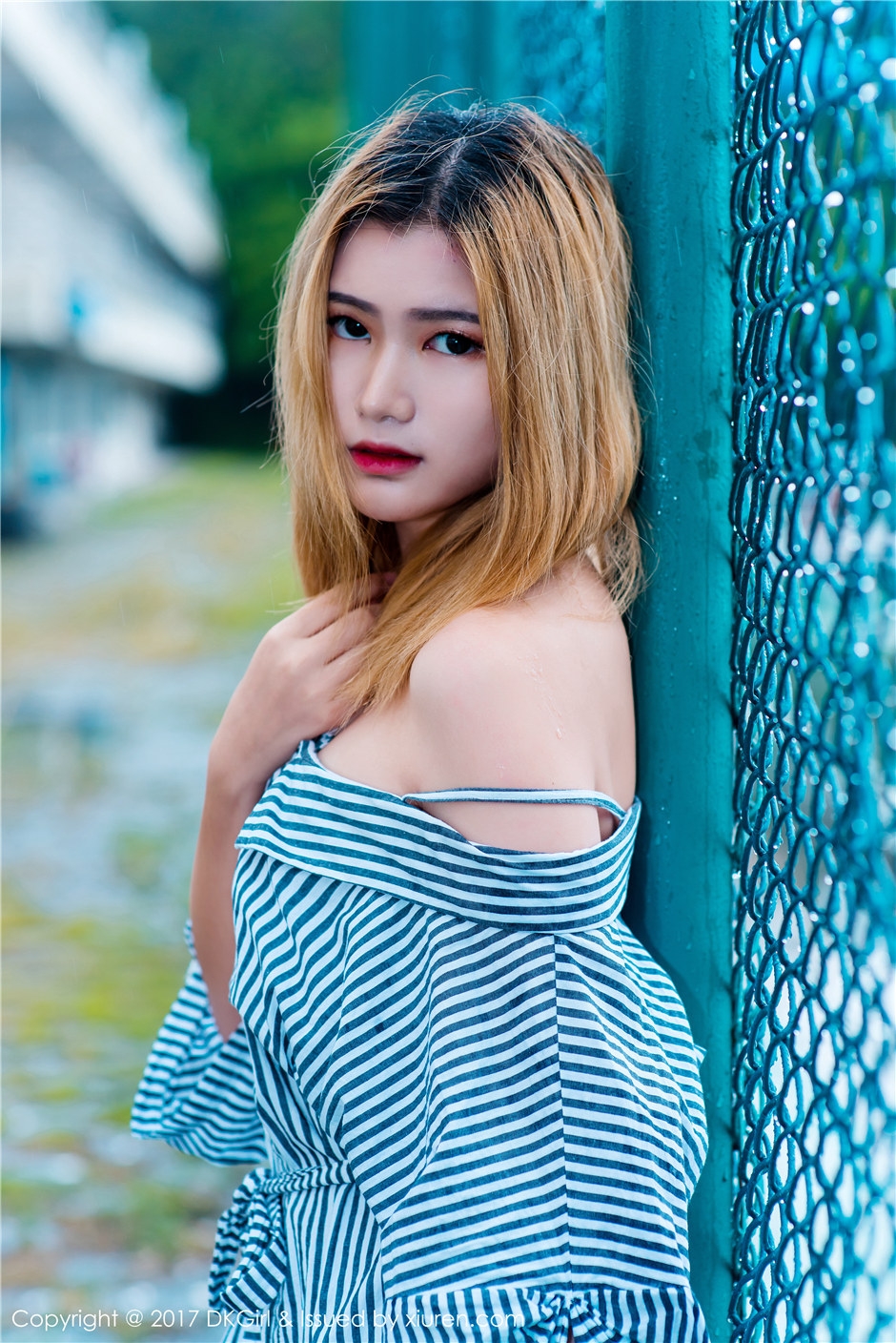 金发美女模特蓝色连衣裙修长美腿户外写真
