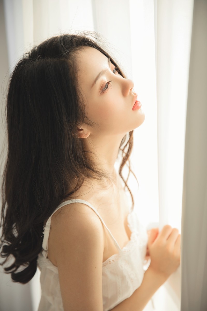 长发美女吊带背心白嫩肌肤清新气质写真
