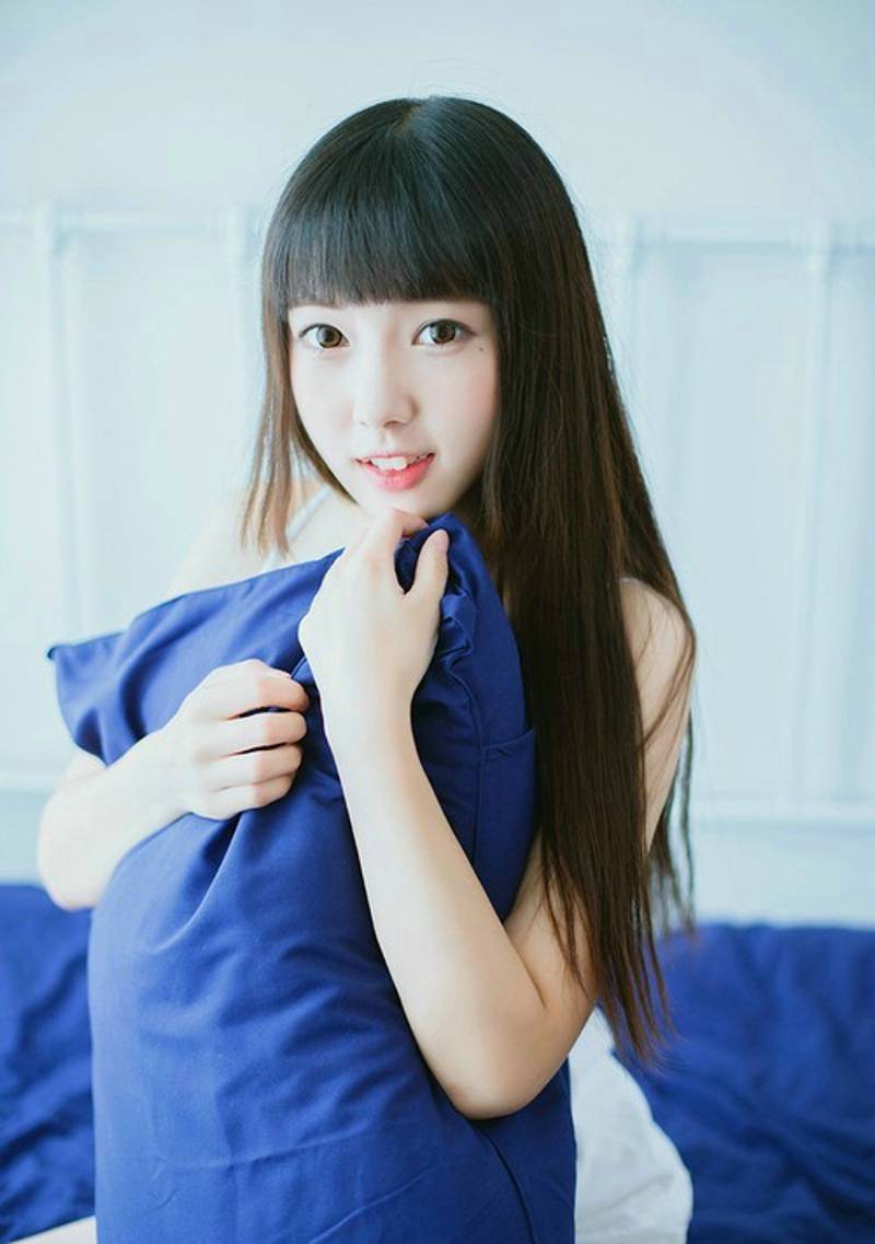 韩国可爱萝莉美女床上人体艺术写照