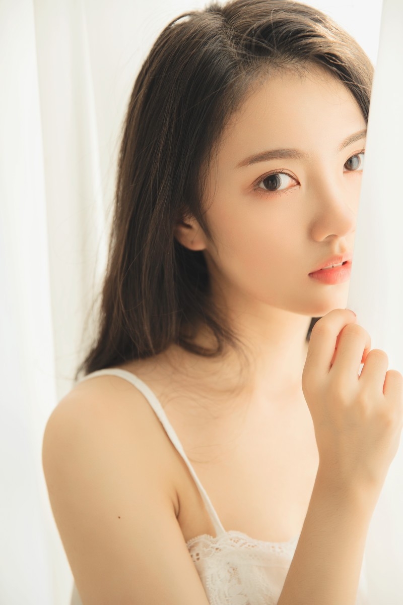 童颜美女模特蕾丝吊带酥胸超短裤玉腿雪肌魅力写真