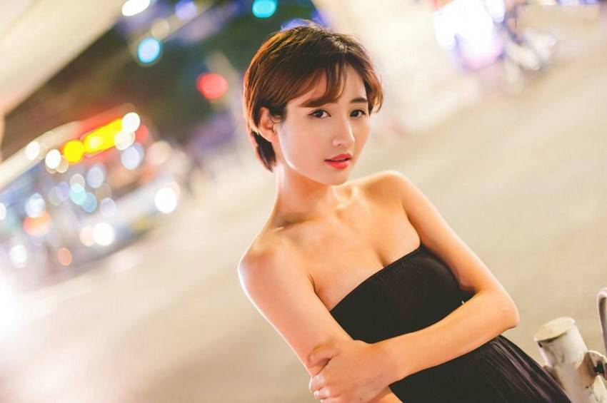 性感短发妹子深夜街头人体艺术写真