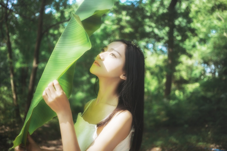 性感御姐赵颖泳衣人体写真大秀细腰丰乳