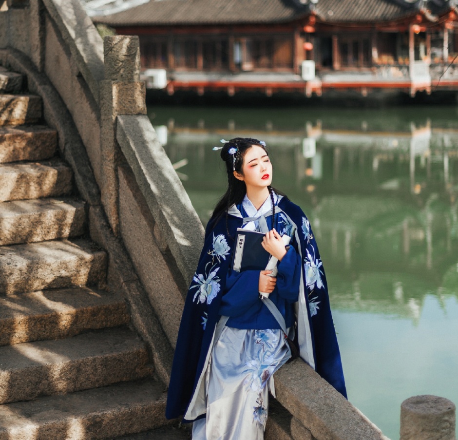 甜美泰国模特半裸人体艺术写真