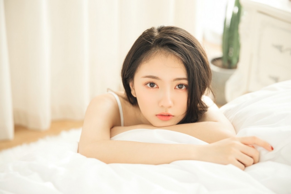 长发美女吊带背心白嫩肌肤清新气质写真