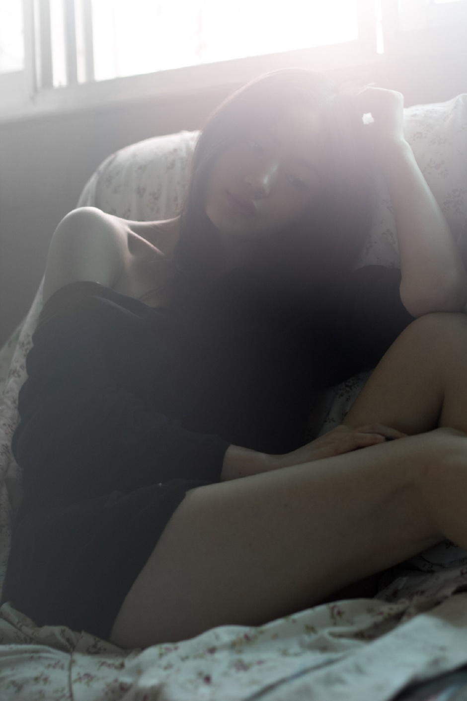 F杯罩的美少女大阳床上人体写真