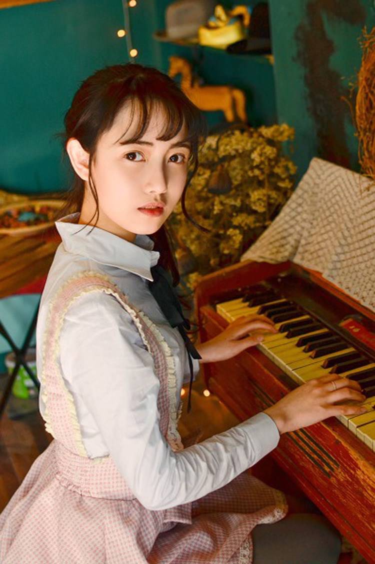 中国90后嫩模居家人体艺术写真