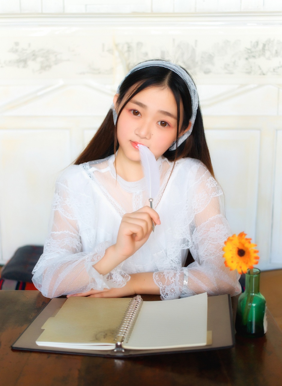 美女模特情趣内衣酥胸高跟美腿后翘臀惹火写真