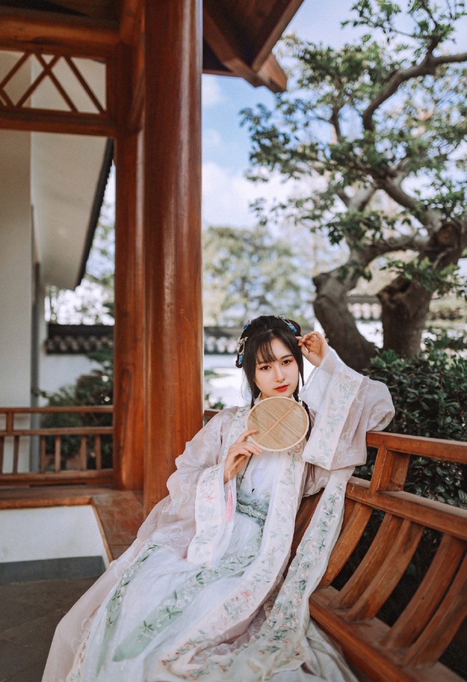美女luvian本能透明蕾丝裙性感人体艺术图片
