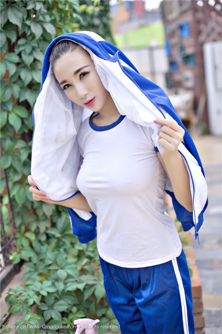 性感御姐赵颖泳衣人体写真大秀细腰丰乳