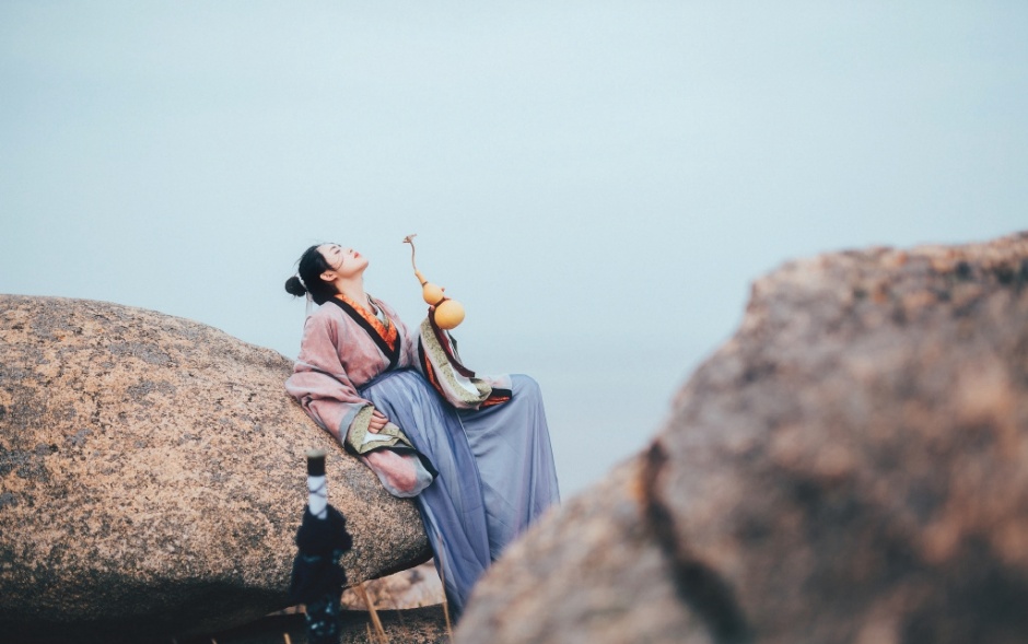 郭婉祈携小猫拍大胆人体艺术图片