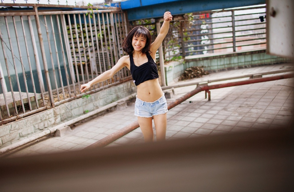 川音校花梓诺Bee性感厨娘装写真