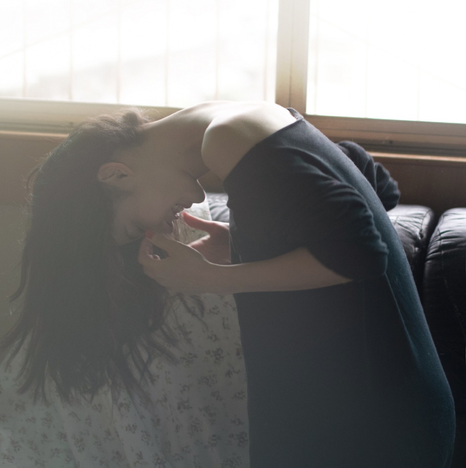F杯罩的美少女大阳床上人体写真