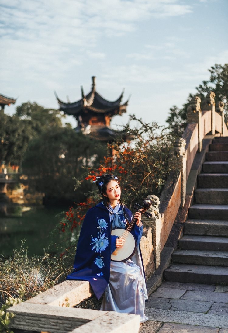 美女七喜泥土意境人体艺术图片欣赏