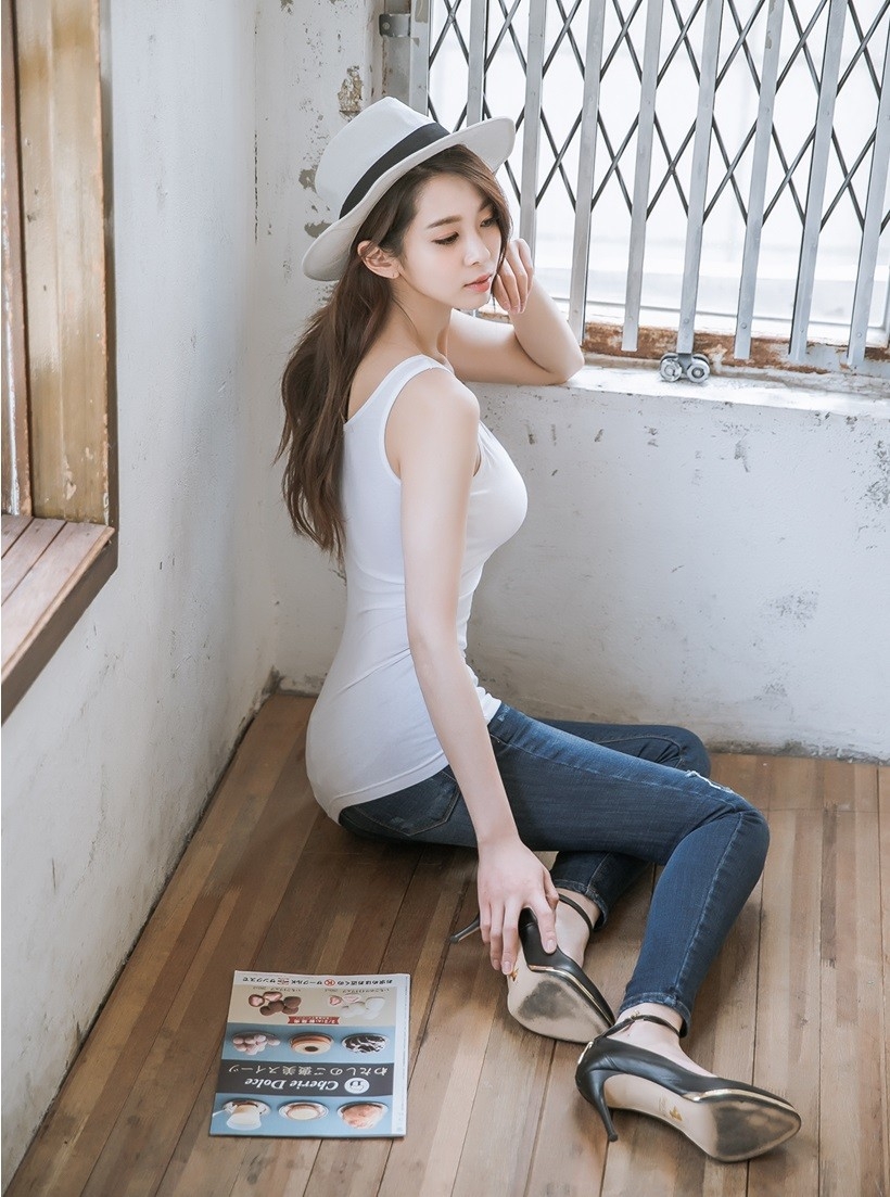 胸大腰细韩国嫩模美女白色礼帽显气质性感迷人写真