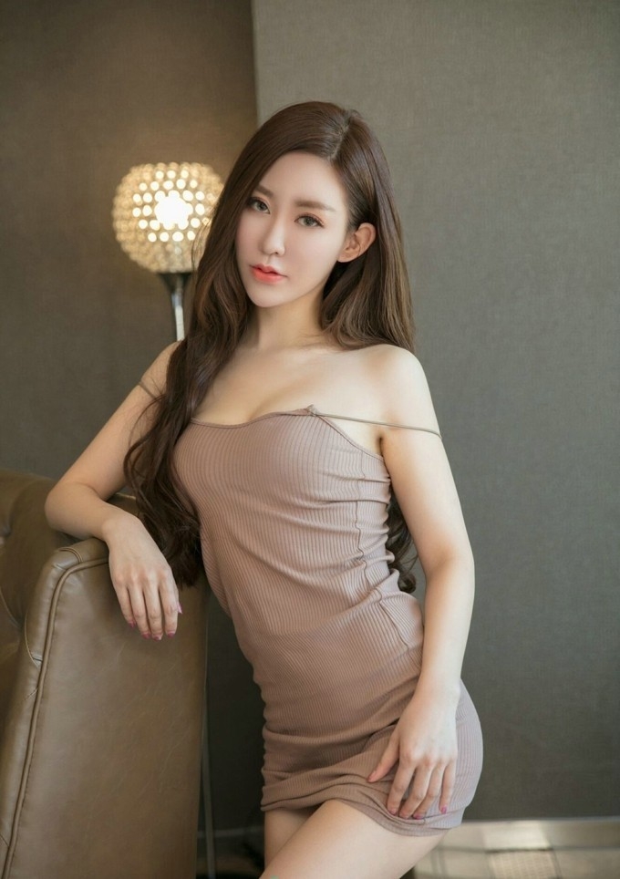 前凸后翘美女模特吊带包臀短裙诱人香肩私房写真