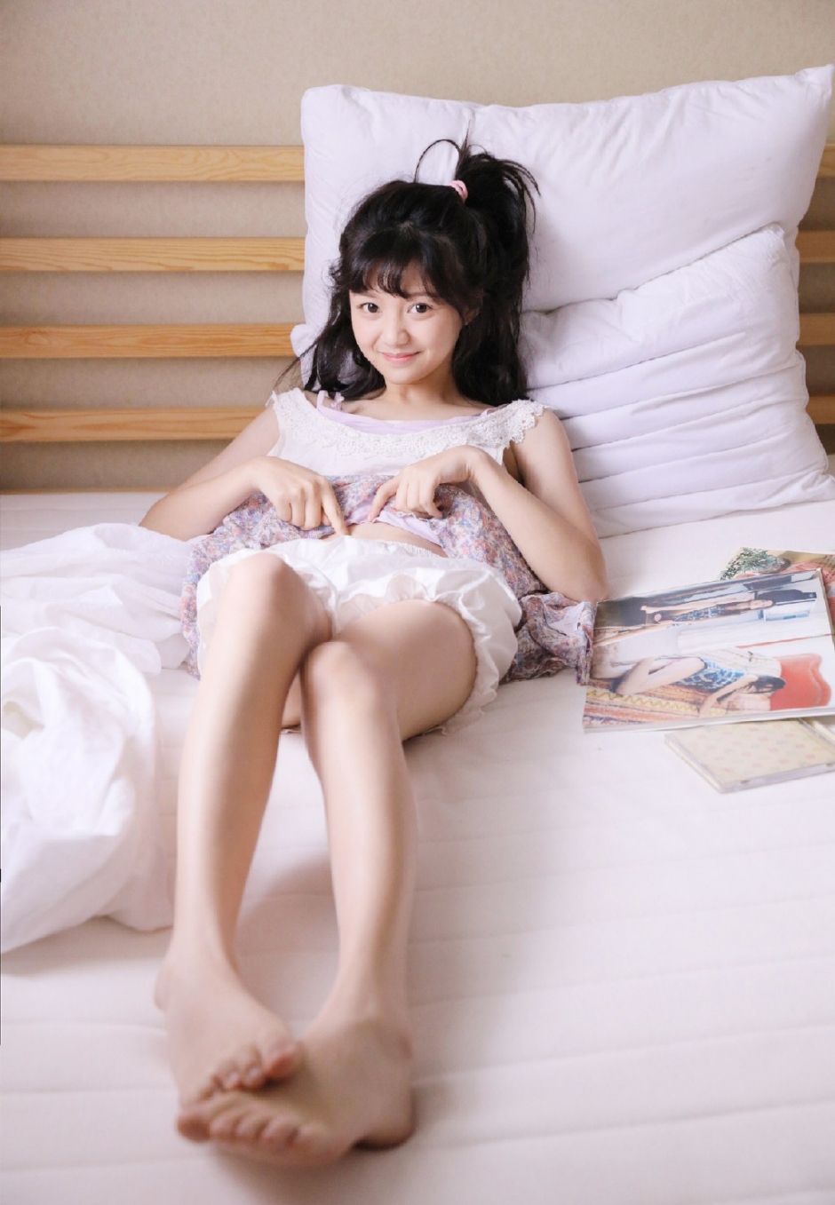 日本长腿美女模特白嫩肌肤香肩美腿床上撩人写真