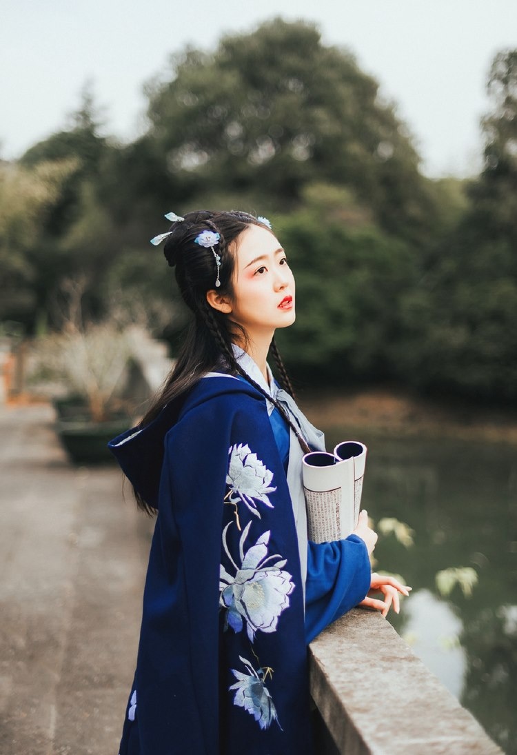 靓丽美女模特吊带比基尼雪白嫩肌户外魅力写真