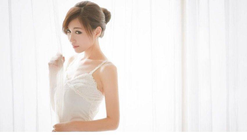 90后清纯少女唯美私房人体艺术照