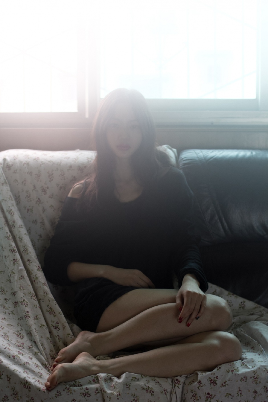 F杯罩的美少女大阳床上人体写真