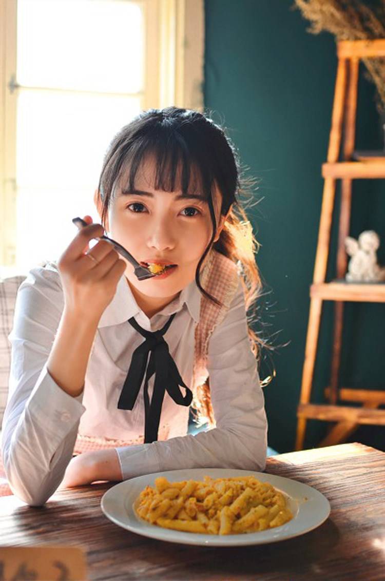 中国90后嫩模居家人体艺术写真